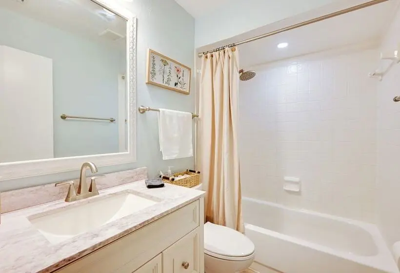 Explore Tampa Bay! Family Home W/ Lanai, Game Room