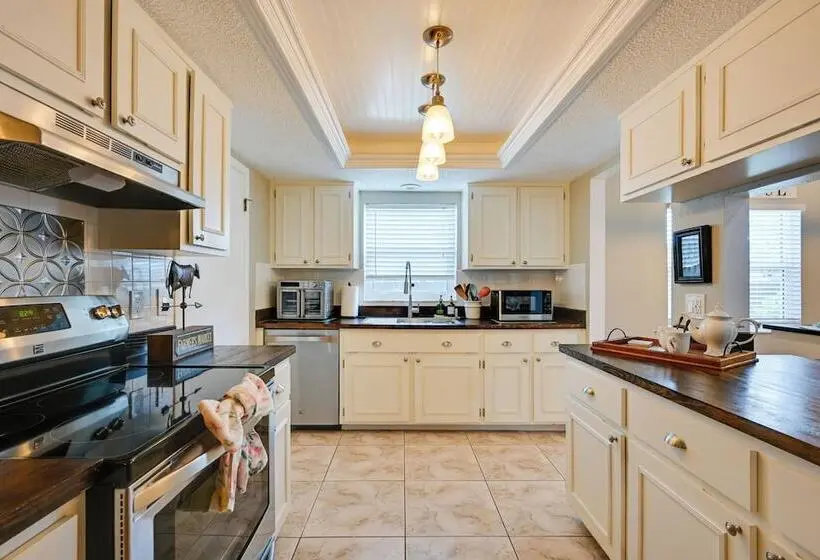 Explore Tampa Bay! Family Home W/ Lanai, Game Room