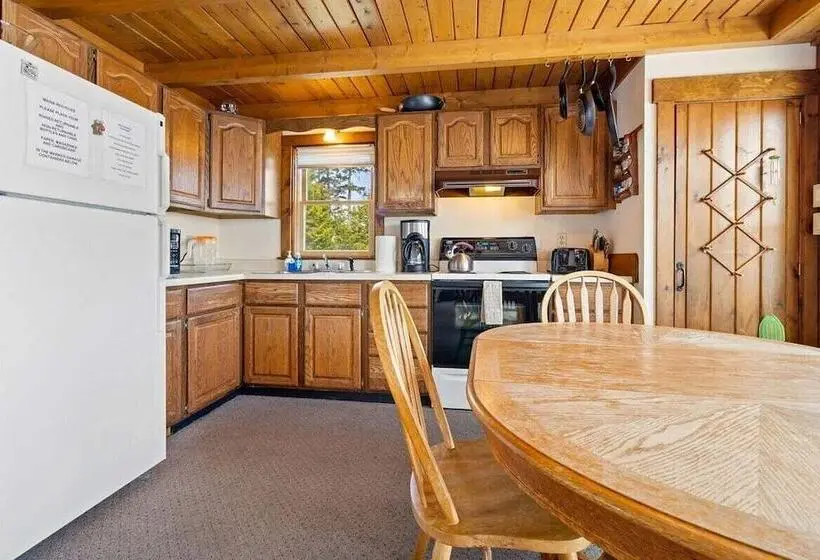 Little White Caps, Quaint Maine Cottage