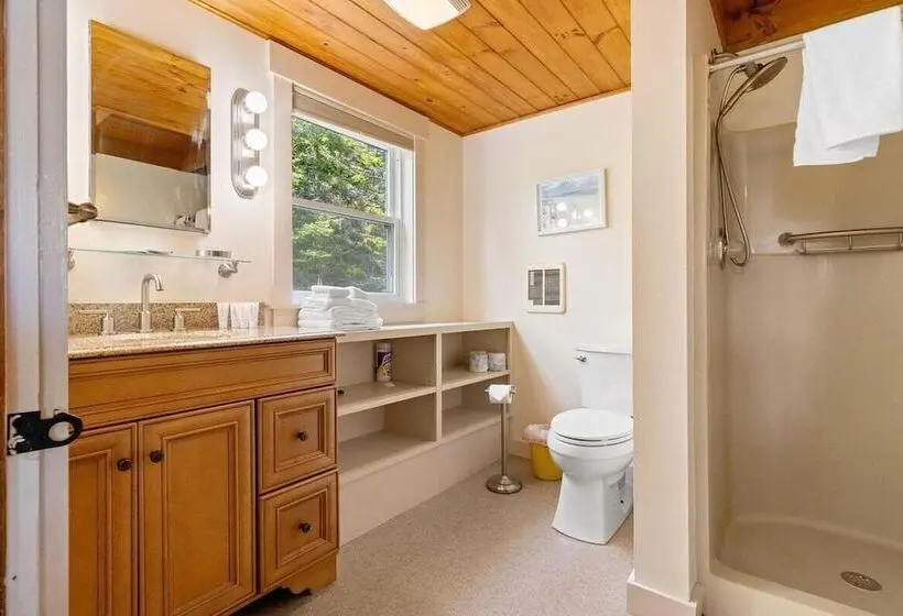 Little White Caps, Quaint Maine Cottage