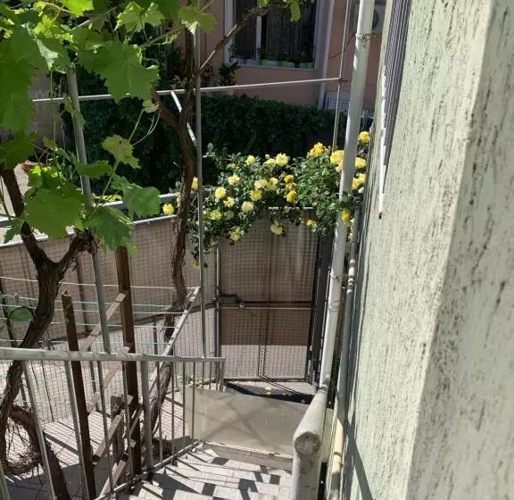 هاستل Ludmila Guest House   гостевой дом людмила