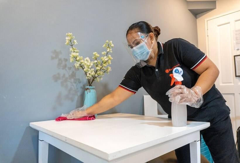 Hotel Reddoorz Premium Near Greenbelt Makati