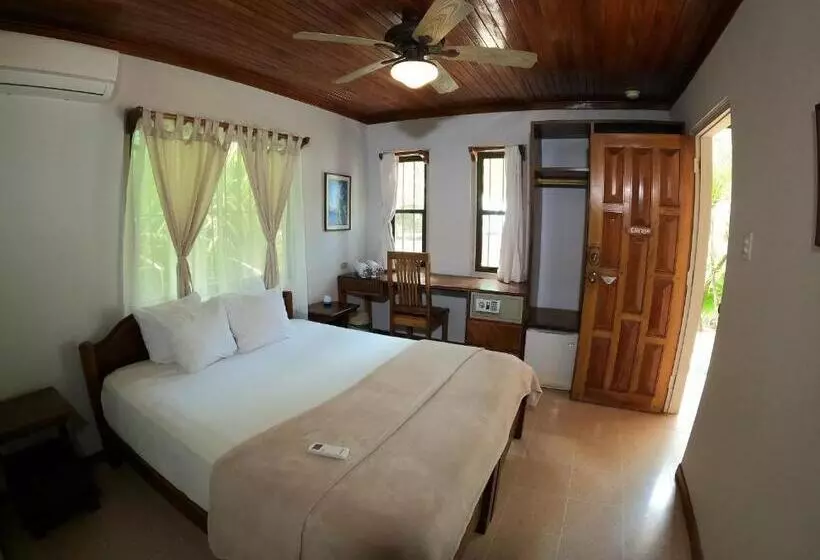 هتل Casa Cecilia Beach Front