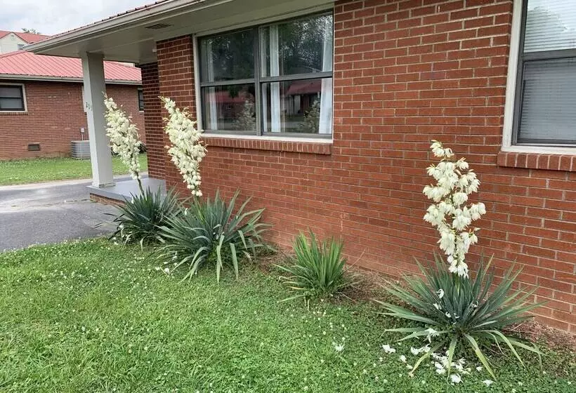 Phillips Historic Motel & Cottages