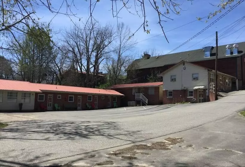 Phillips Historic Motel & Cottages
