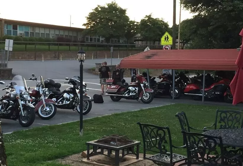 Phillips Historic Motel & Cottages