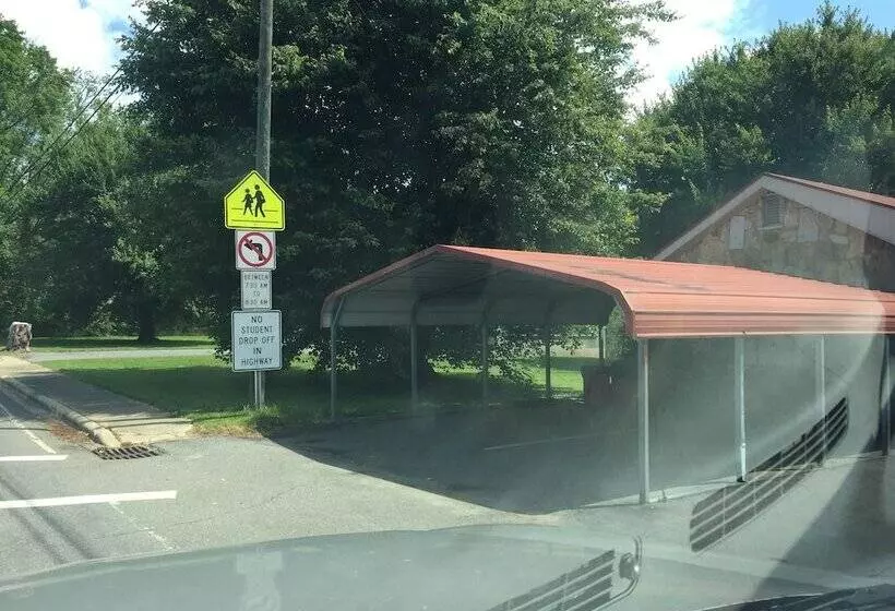 Phillips Historic Motel & Cottages