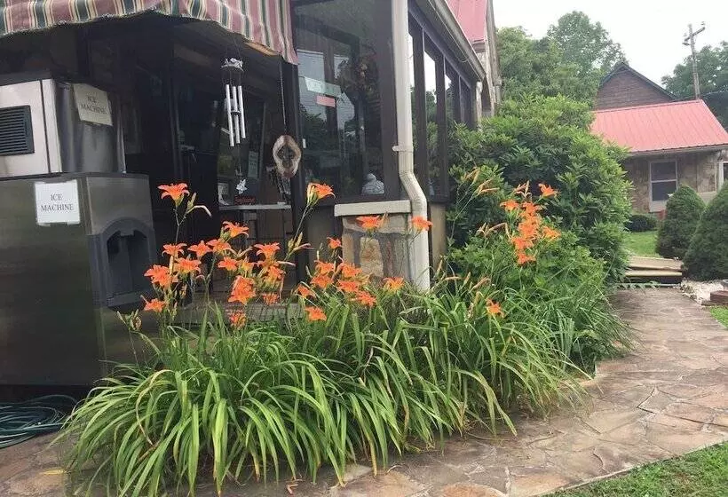 Phillips Historic Motel & Cottages