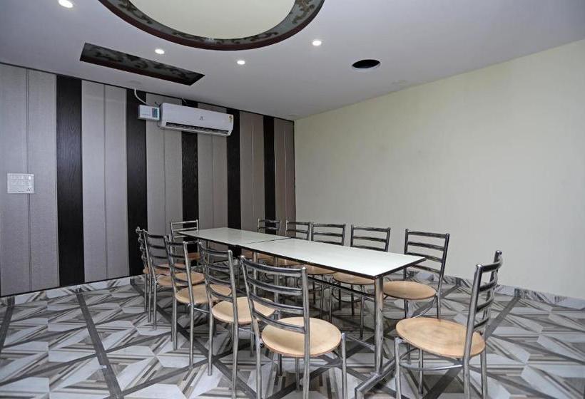 Super Hotel O Raj Palace