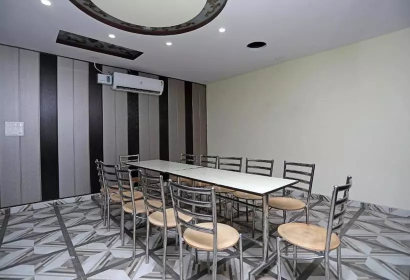 Super Hotel O Raj Palace