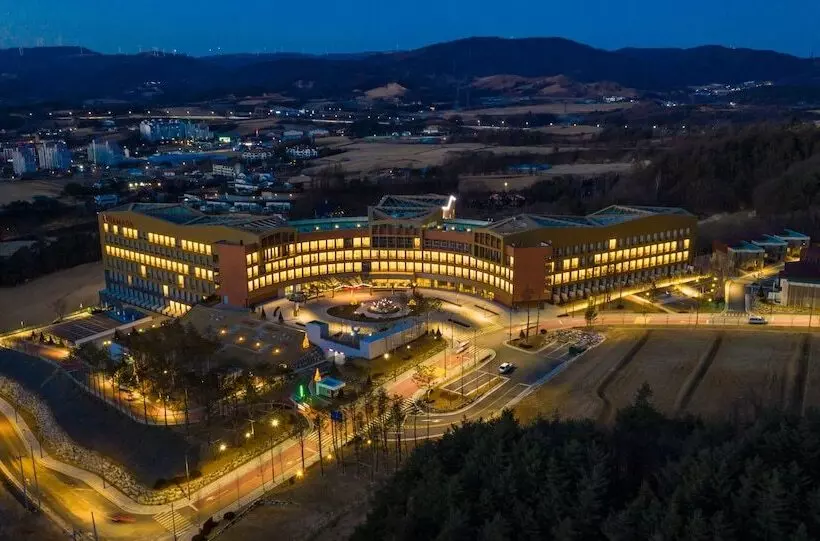 Ramada Hotel & Suites By Wyndham Gangwon Pyeongchang