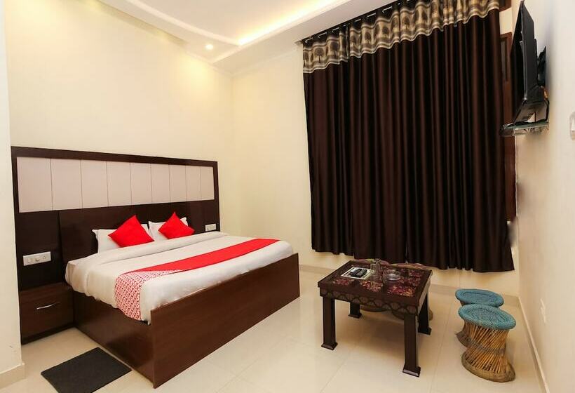 Oyo 26596 Hotel Ambika