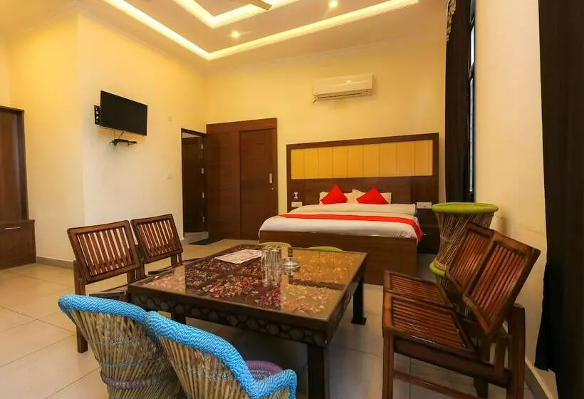 Oyo 26596 Hotel Ambika