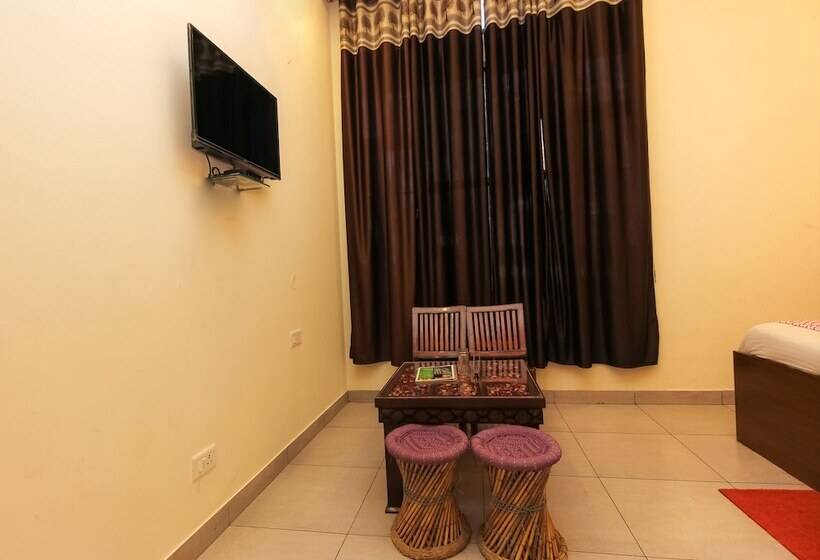 Oyo 26596 Hotel Ambika