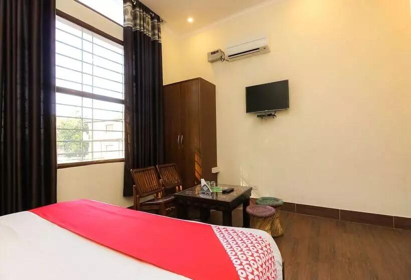 Oyo 26596 Hotel Ambika