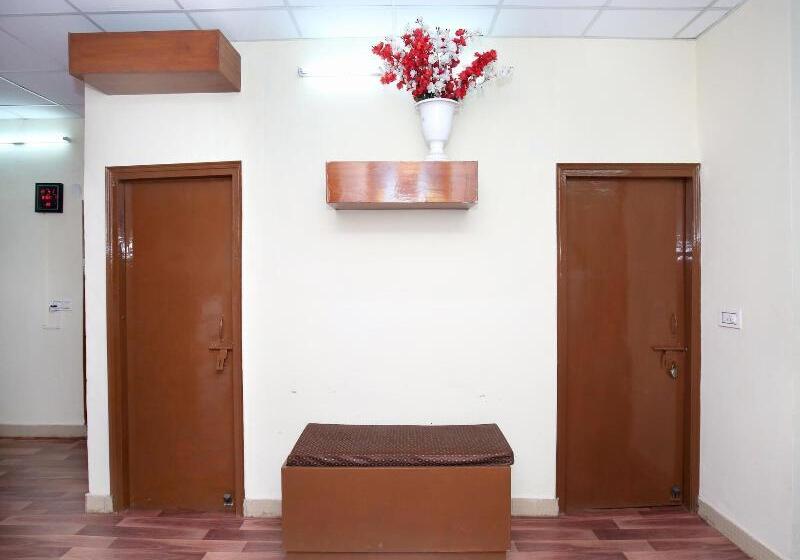 Отель Oyo 12871 Rehan Basera