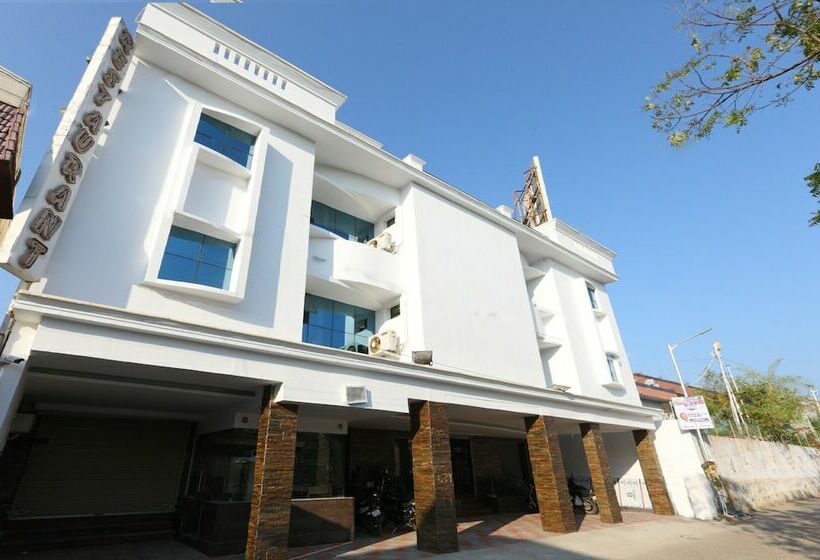 Hotel Oyo 12251 Half Moon