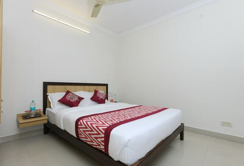 Hotel Oyo 12251 Half Moon