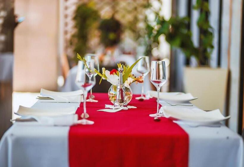 The Streamliner Hotel Apartment