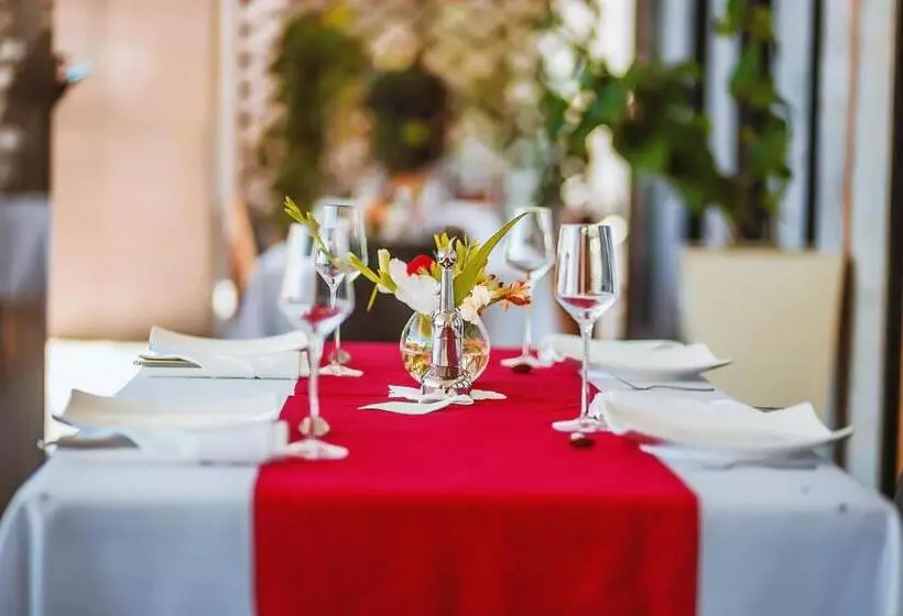 The Streamliner Hotel Apartment