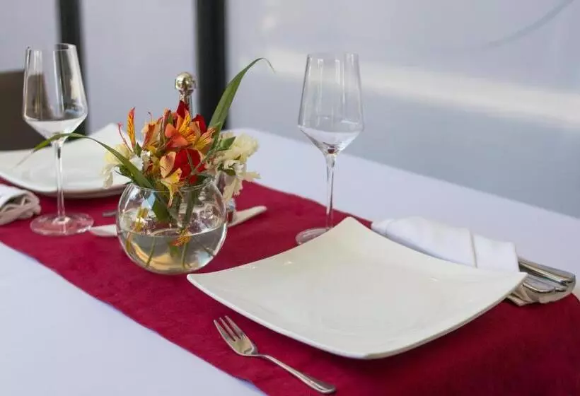 The Streamliner Hotel Apartment