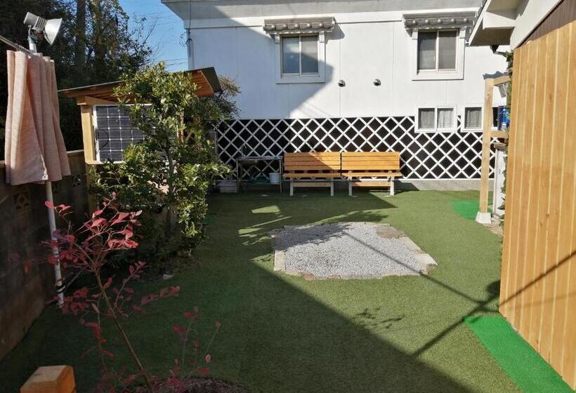 פנסיון Kaeru Guest House