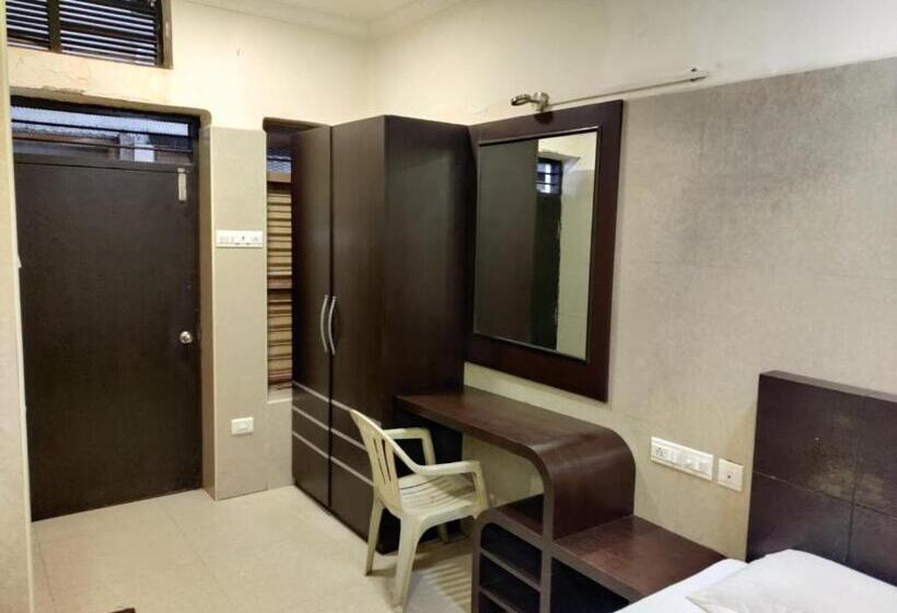 ホテル Sarada Nivas