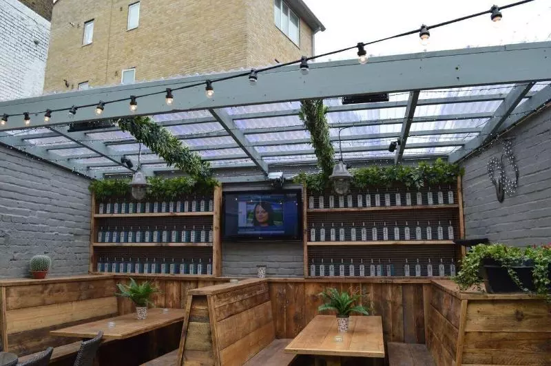 ペンション The Crown Pub & Guesthouse