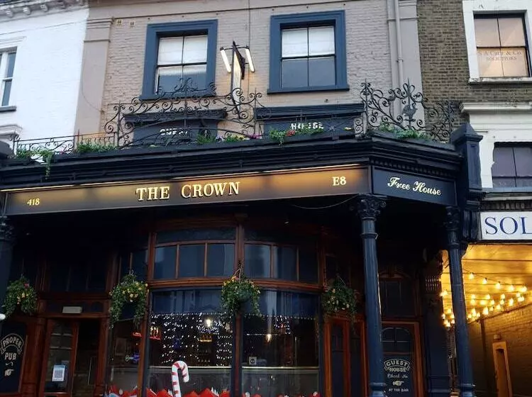 ペンション The Crown Pub & Guesthouse