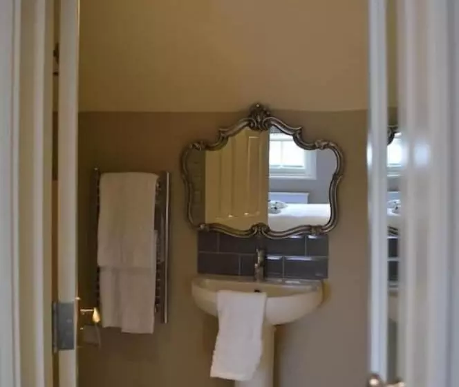 ペンション The Crown Pub & Guesthouse