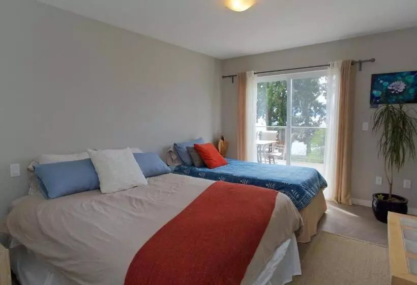 Majatalo Halfmoon Haven Beach Cottage Or Oceanview Suite