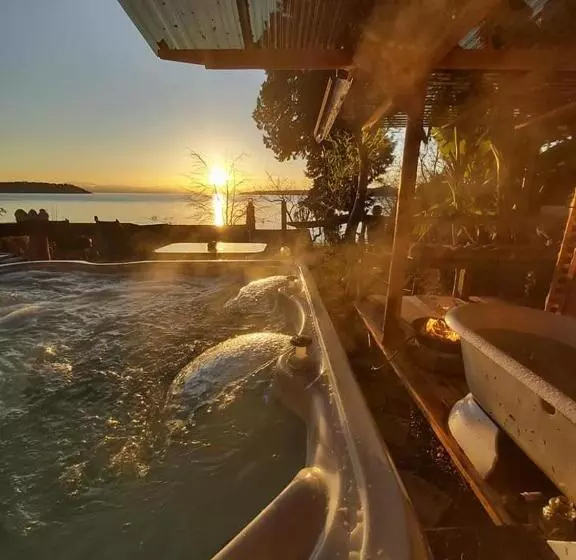 Majatalo Halfmoon Haven Beach Cottage Or Oceanview Suite