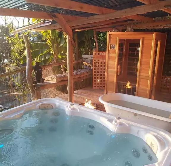 Majatalo Halfmoon Haven Beach Cottage Or Oceanview Suite