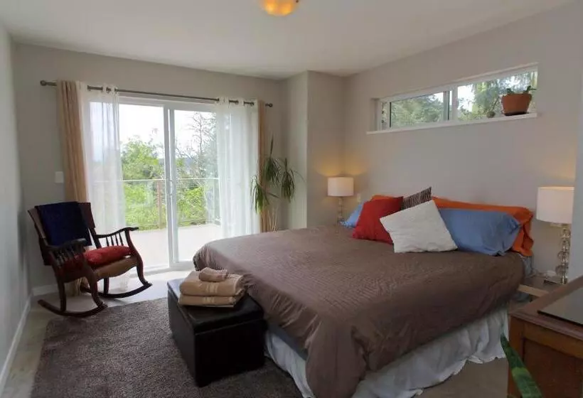 Majatalo Halfmoon Haven Beach Cottage Or Oceanview Suite