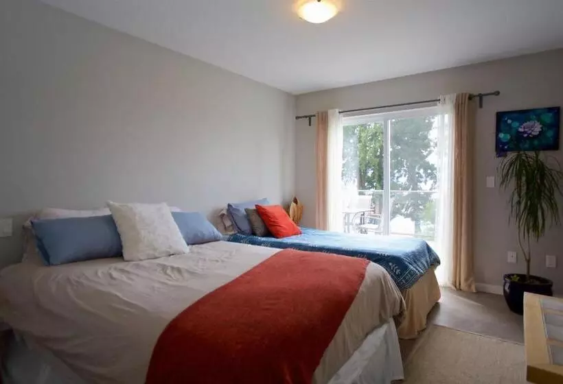 Majatalo Halfmoon Haven Beach Cottage Or Oceanview Suite