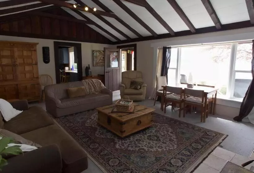 Majatalo Halfmoon Haven Beach Cottage Or Oceanview Suite