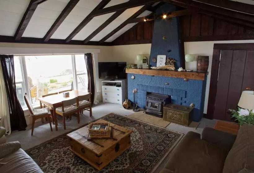 Majatalo Halfmoon Haven Beach Cottage Or Oceanview Suite