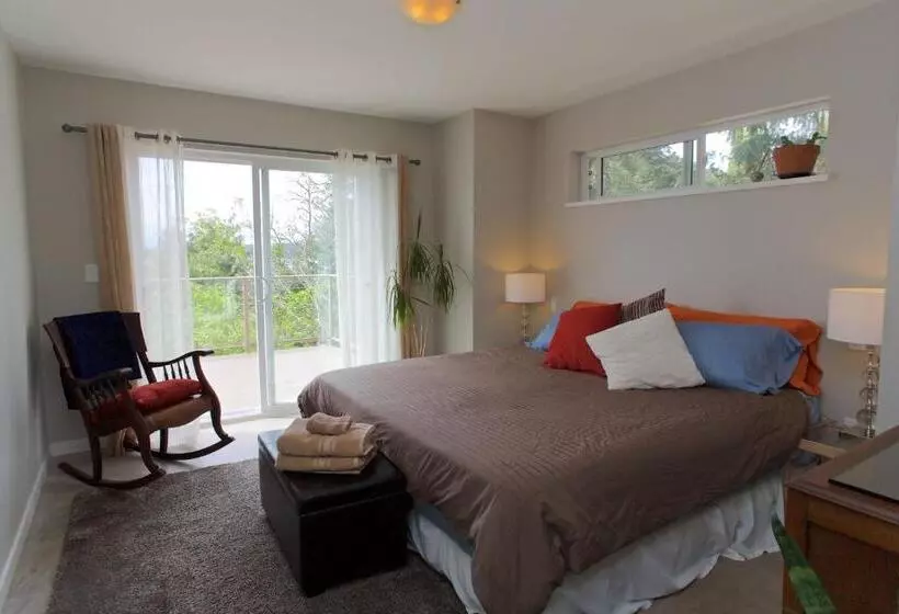 Majatalo Halfmoon Haven Beach Cottage Or Oceanview Suite