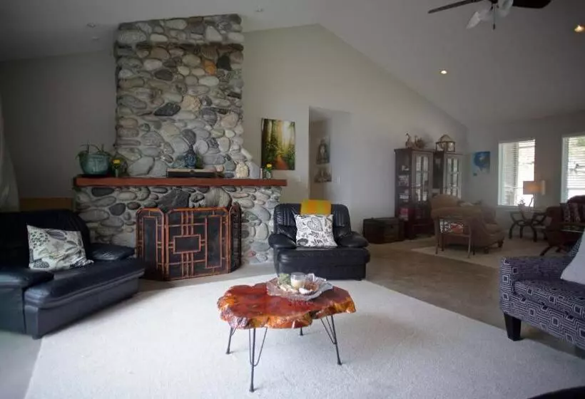 Majatalo Halfmoon Haven Beach Cottage Or Oceanview Suite