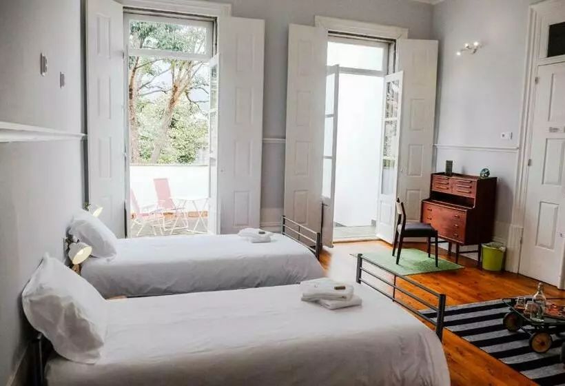 پانسیون Dona Emília Guest House & Studio Apartment Building