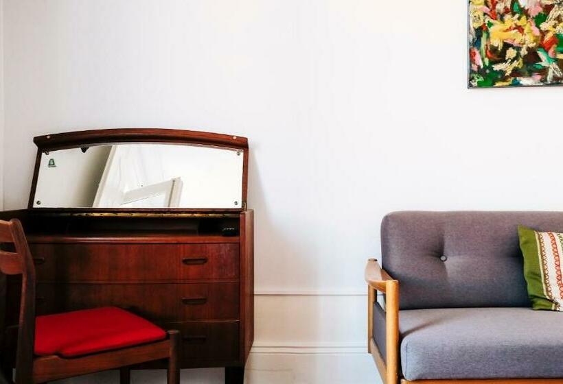 پانسیون Dona Emília Guest House & Studio Apartment Building