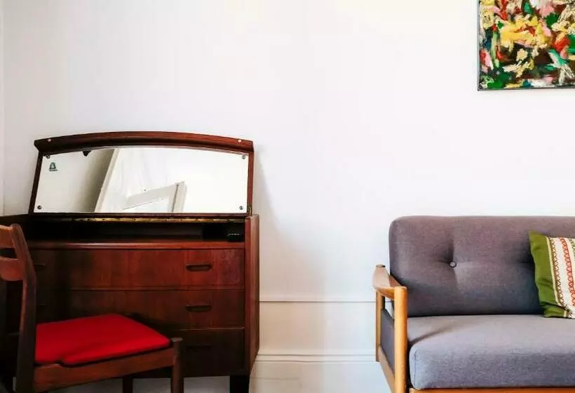پانسیون Dona Emília Guest House & Studio Apartment Building