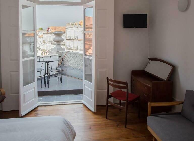 پانسیون Dona Emília Guest House & Studio Apartment Building