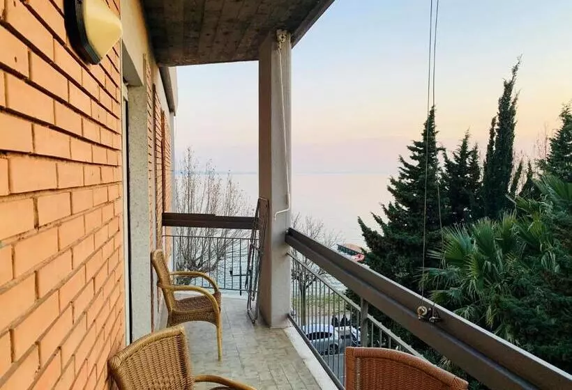Front Lake Apartment Bardolino