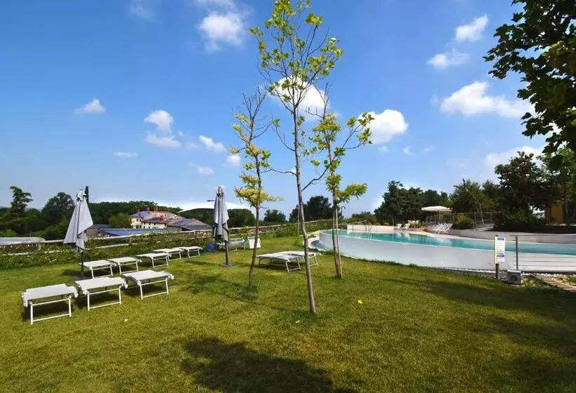 Hotelli Agriturismo B&b Corte Tonolli