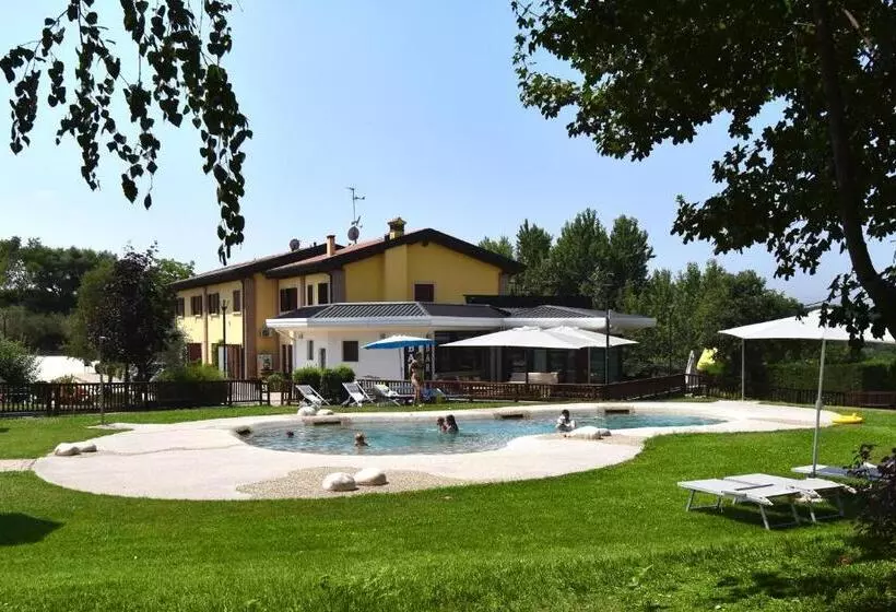Hotelli Agriturismo B&b Corte Tonolli