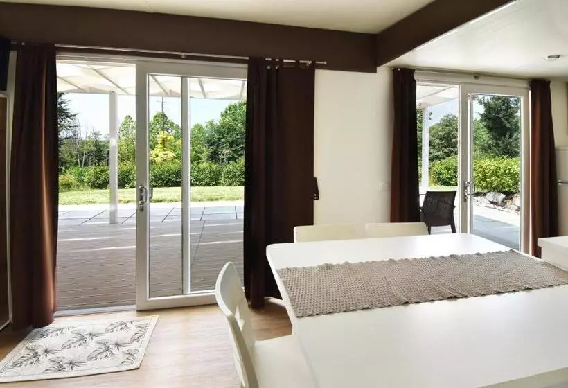 Hotelli Agriturismo B&b Corte Tonolli