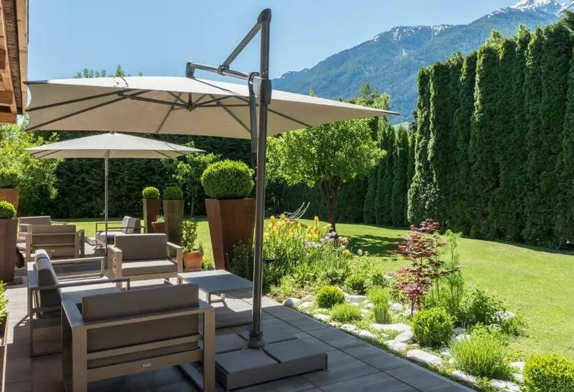 Hotelli Residence Garni Haus Tschenett