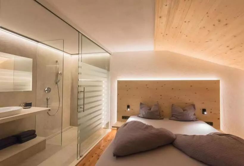 Hotelli Residence Garni Haus Tschenett