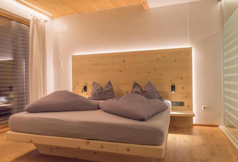 Отель Residence Garni Haus Tschenett